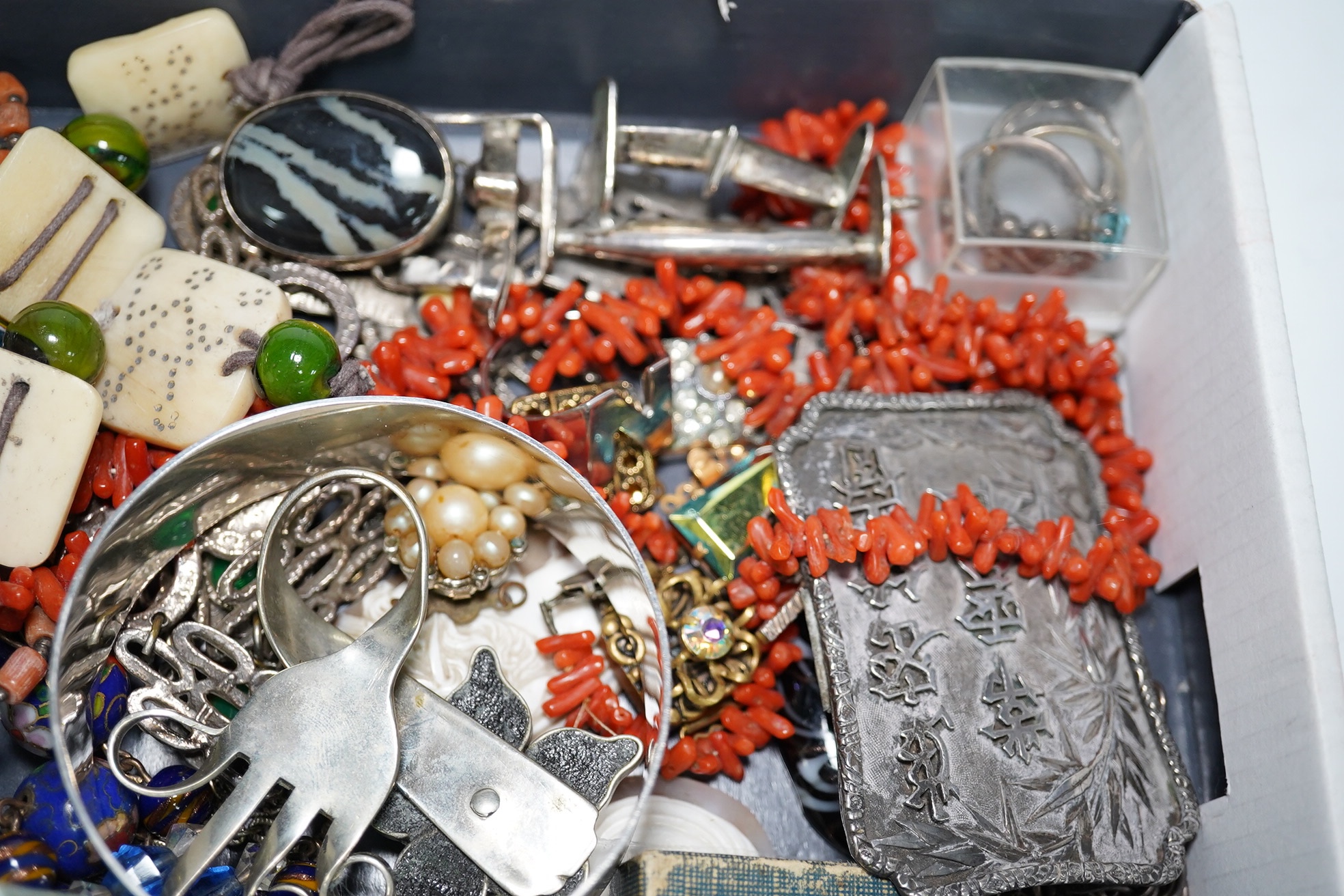A quantity of assorted Victorian and later jewellery, including a 'Good Luck' oval locket, 9ct and garnet cluster brooch, a coral branch necklace, sterling bangle, part of a Chinese white metal buckle, Italian glass bead